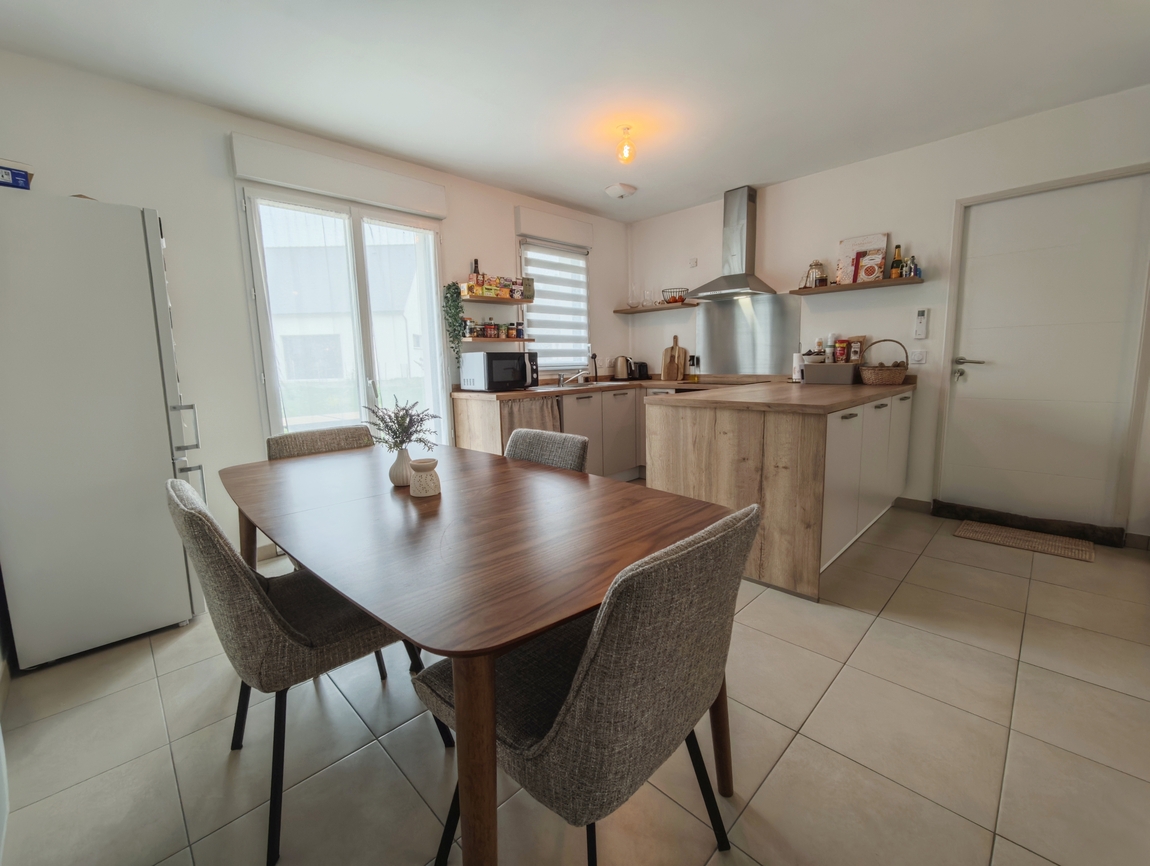 Quimper Sud. Maison Récente aux Normes RT2020 (100 m2) 4 Chambres, Garage & Jardin.