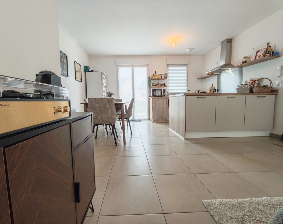 Quimper Sud. Maison Récente aux Normes RT2020 (100 m2) 4 Chambres, Garage & Jardin.