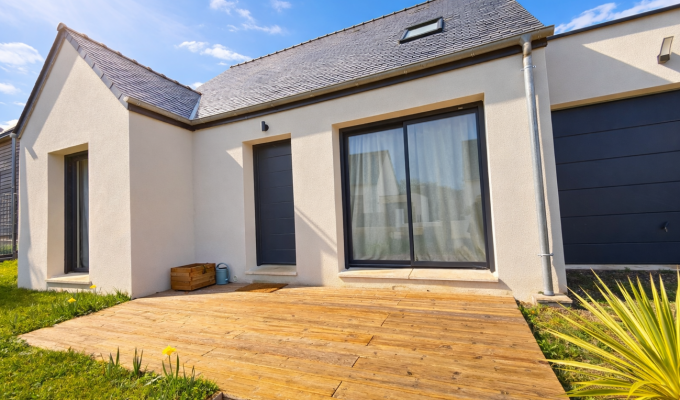 Quimper Sud. Maison Récente aux Normes RT2020 (100 m2) 4 Chambres, Garage & Jardin.