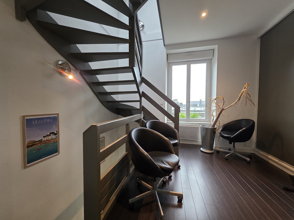 Pont L’abbé, A LOUER, Libre au 15.03.2026,  Emplacement Numéro 1 Pour Bureaux Commerciaux