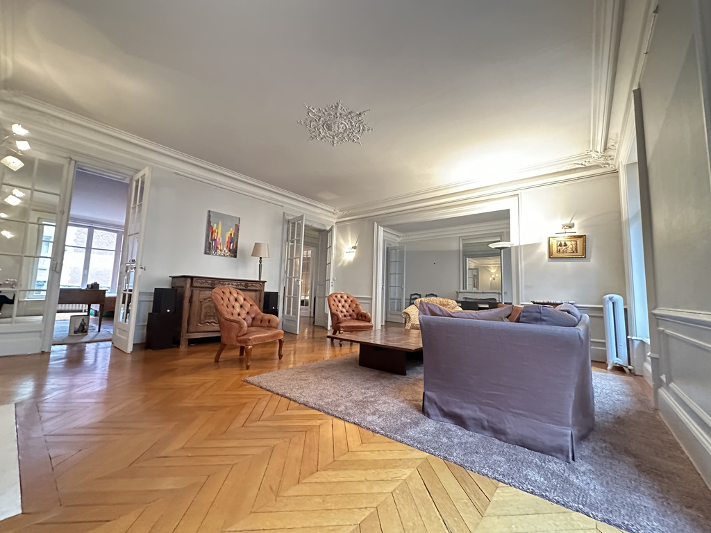 Au Coeur de Lille, Appartement bourgeois de 166m²  avec Cave & Parking Sécurisé