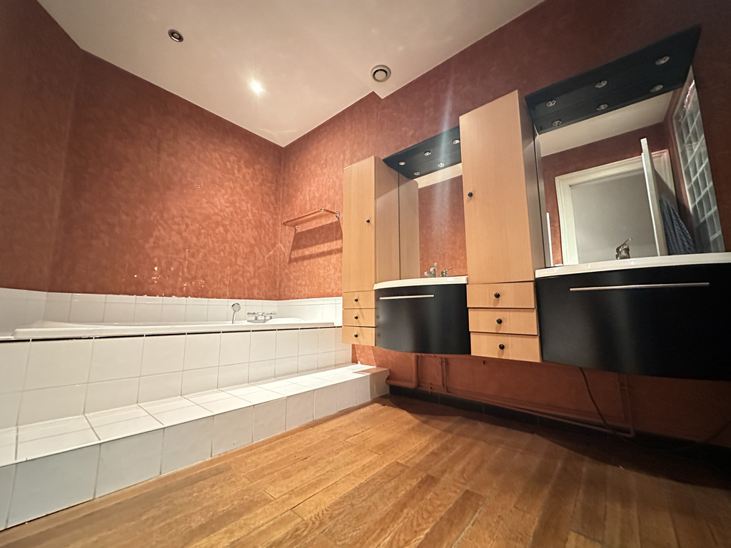 Au Coeur de Lille, Appartement bourgeois de 166m²  avec Cave & Parking Sécurisé