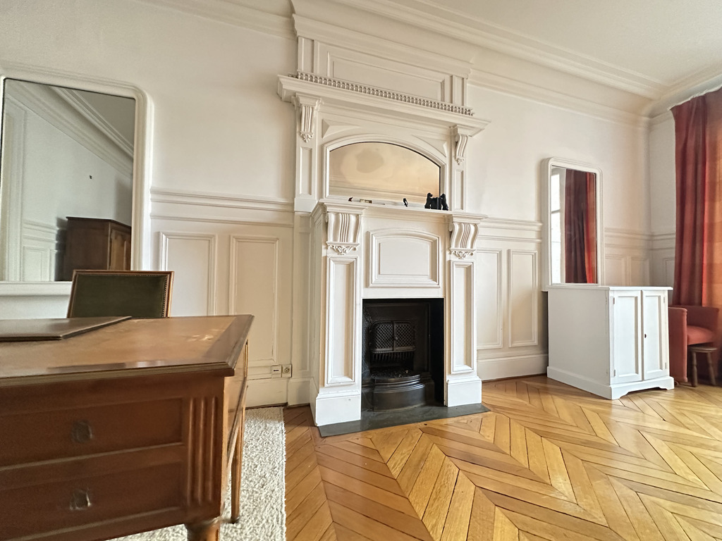 Au Coeur de Lille, Appartement bourgeois de 166m²  avec Cave & Parking Sécurisé