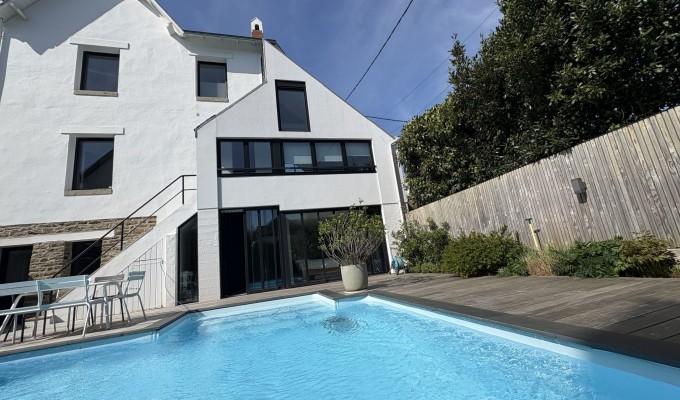 Concarneau face Mer . Signature Architecturale Du XXème Siècle Aux Prestations Haute-Couture