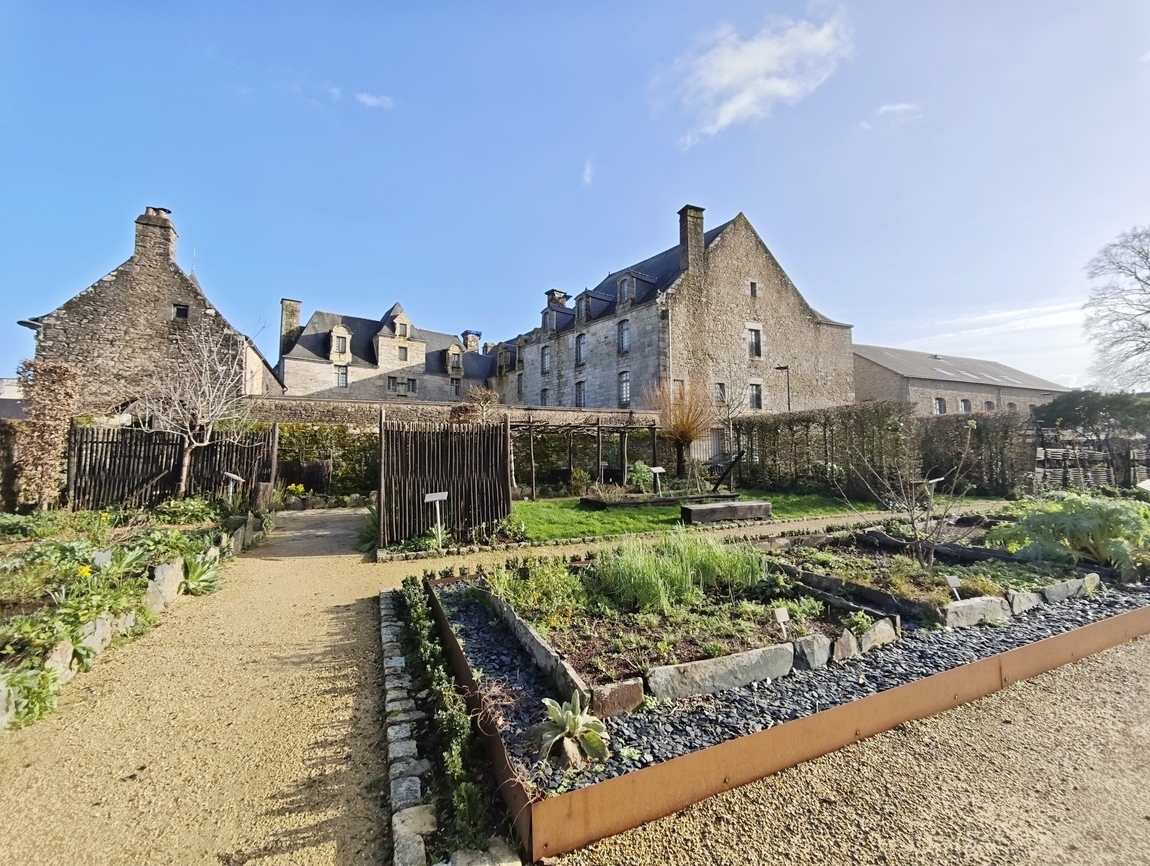 Quimper. Quartier Très Prisé de Locmaria pour Agréable Maison & son Jardin Clos de 700 m2.