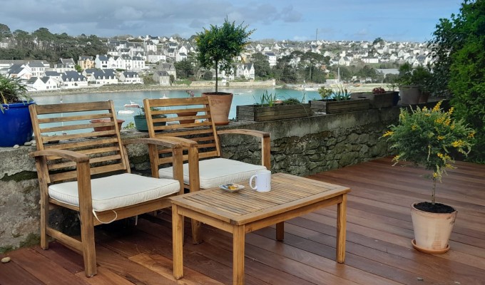 Audierne – Maison des Années 30 Entièrement Rénovée avec Vue Imprenable sur le Port d’Audierne