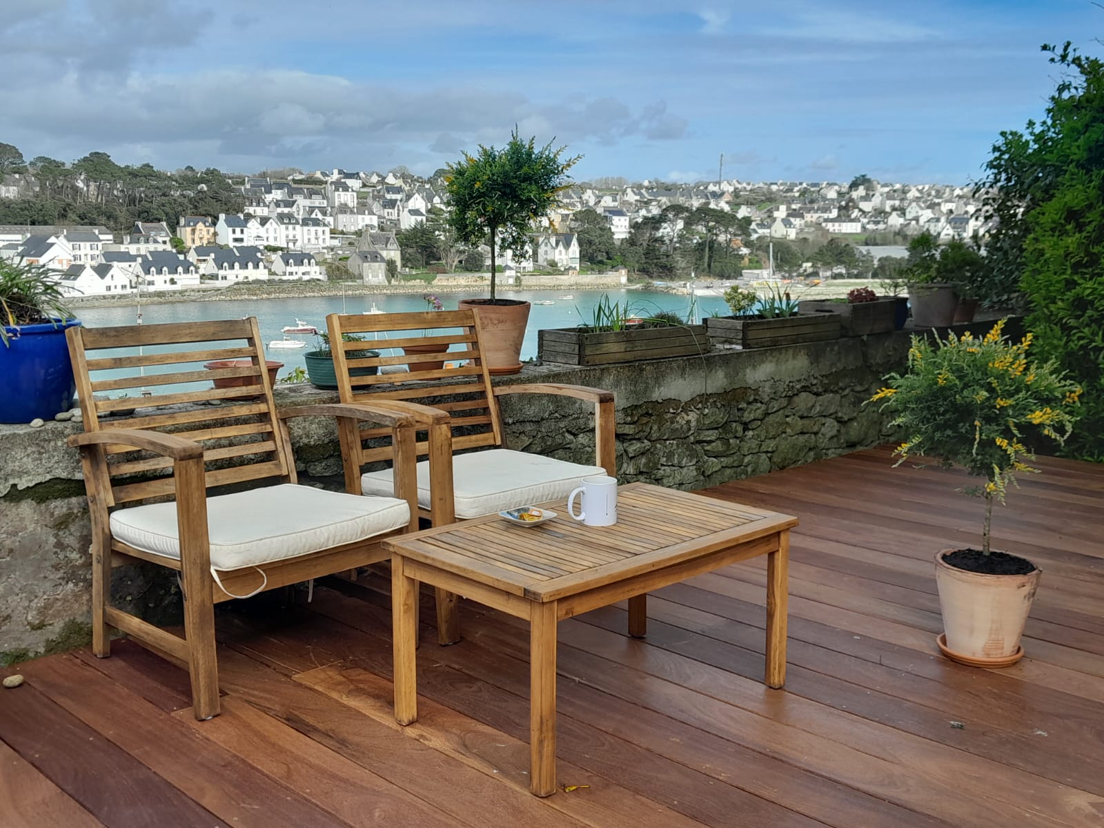 Audierne – Maison des Années 30 Entièrement Rénovée avec Vue Imprenable sur le Port d’Audierne