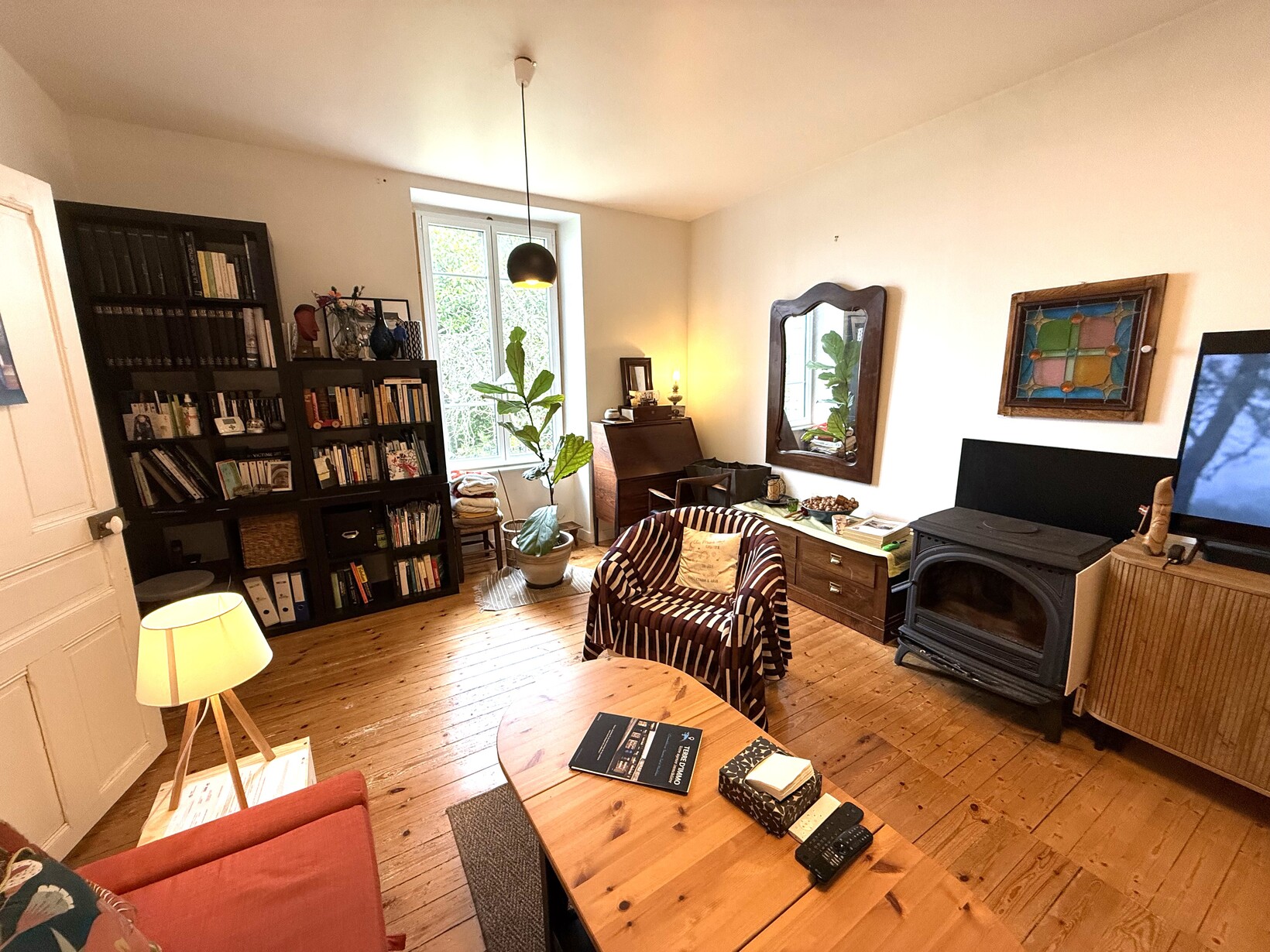 Audierne – Maison des Années 30 Entièrement Rénovée avec Vue Imprenable sur le Port d’Audierne