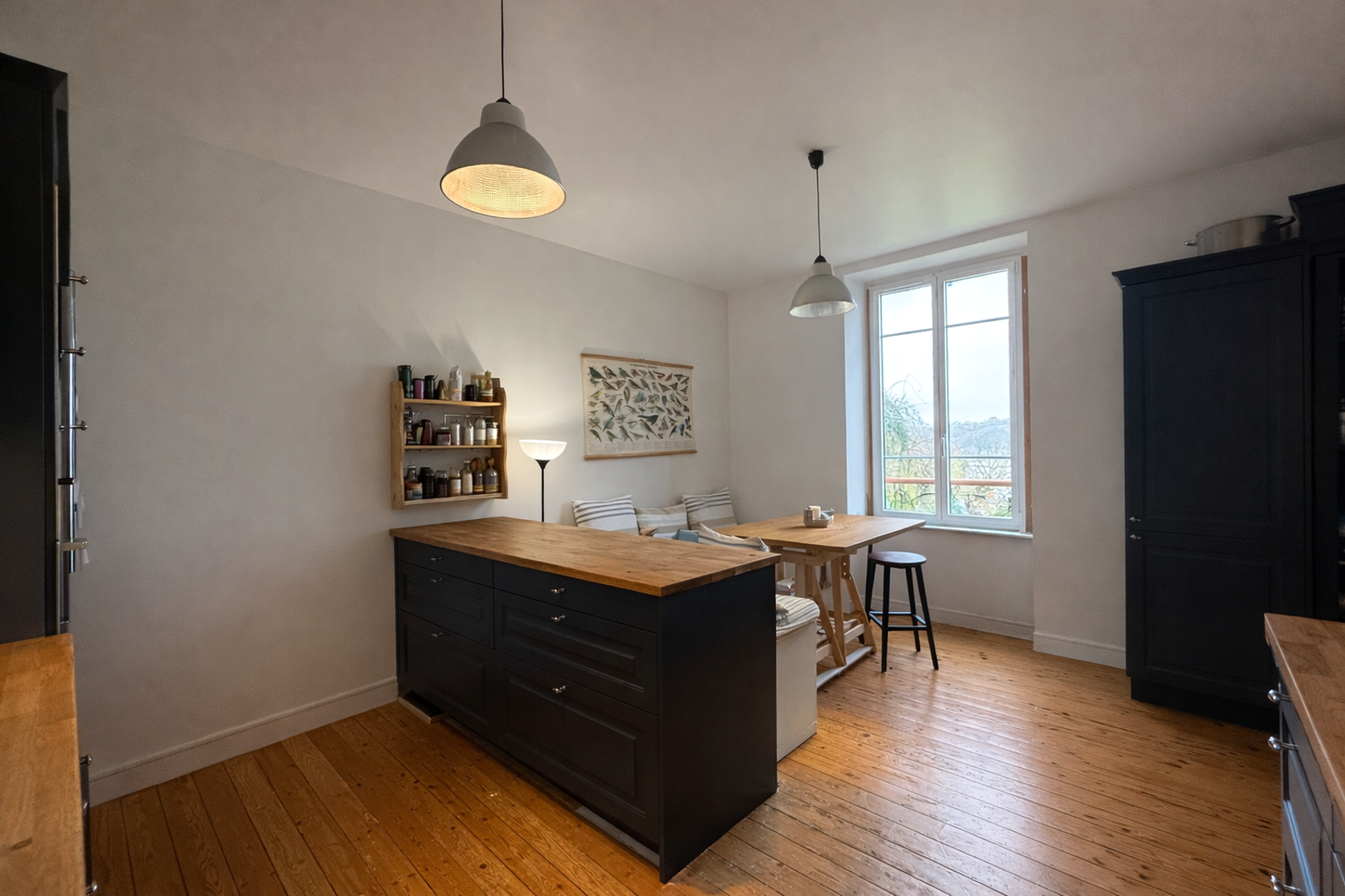 Audierne – Maison des Années 30 Entièrement Rénovée avec Vue Imprenable sur le Port d’Audierne