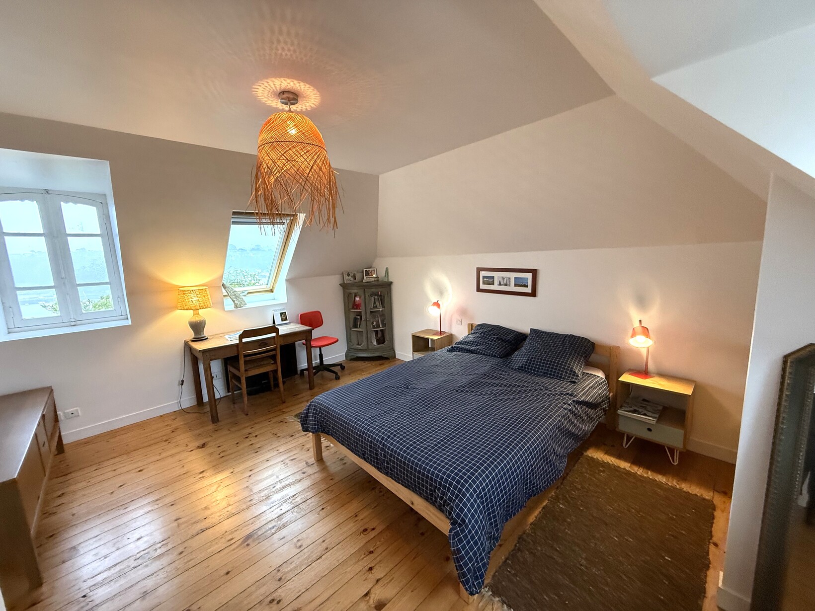 Audierne – Maison des Années 30 Entièrement Rénovée avec Vue Imprenable sur le Port d’Audierne