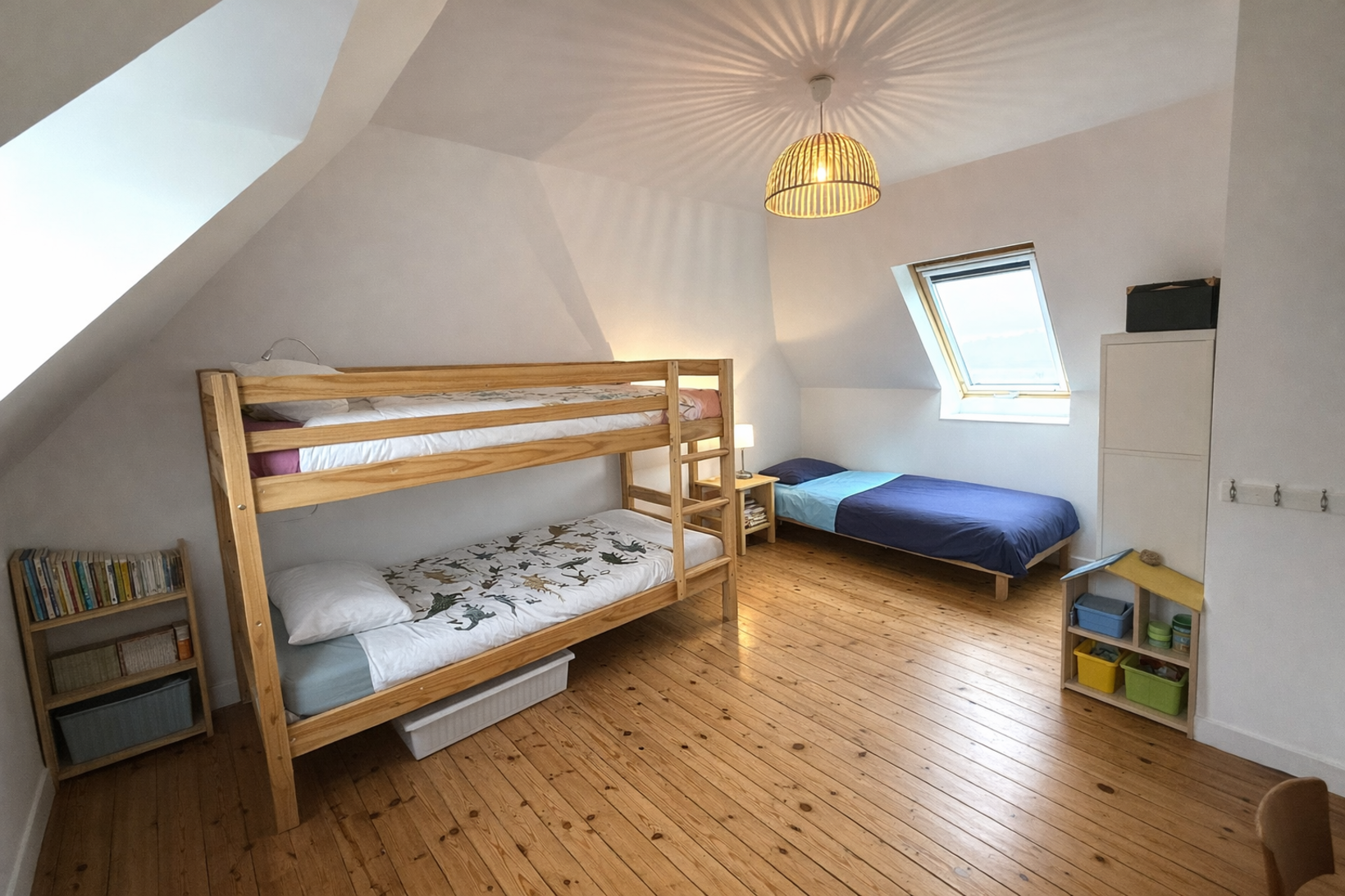 Audierne – Maison des Années 30 Entièrement Rénovée avec Vue Imprenable sur le Port d’Audierne