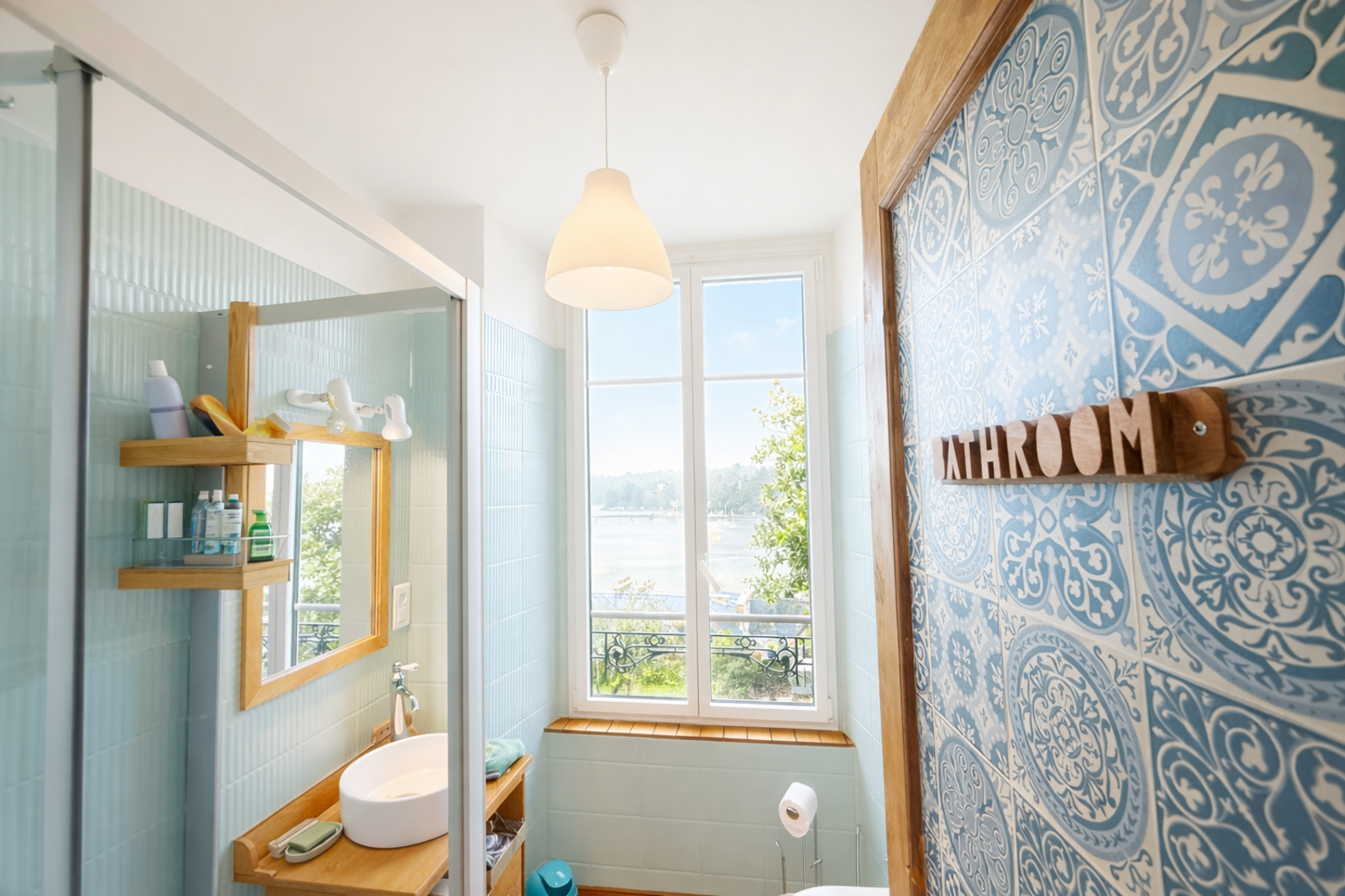 Audierne – Maison des Années 30 Entièrement Rénovée avec Vue Imprenable sur le Port d’Audierne