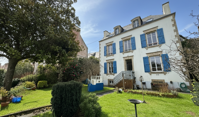 Audierne – Maison des Années 30 Entièrement Rénovée avec Vue Imprenable sur le Port d’Audierne