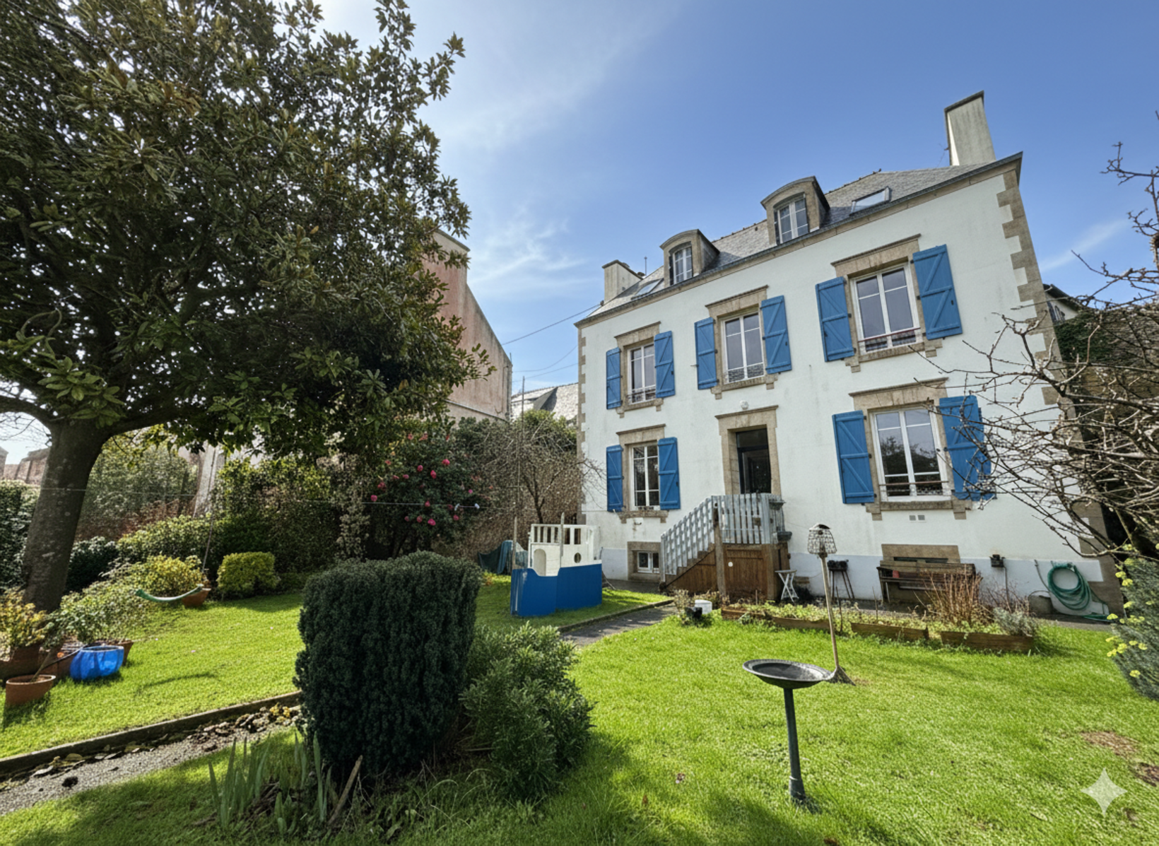 Audierne – Maison des Années 30 Entièrement Rénovée avec Vue Imprenable sur le Port d’Audierne