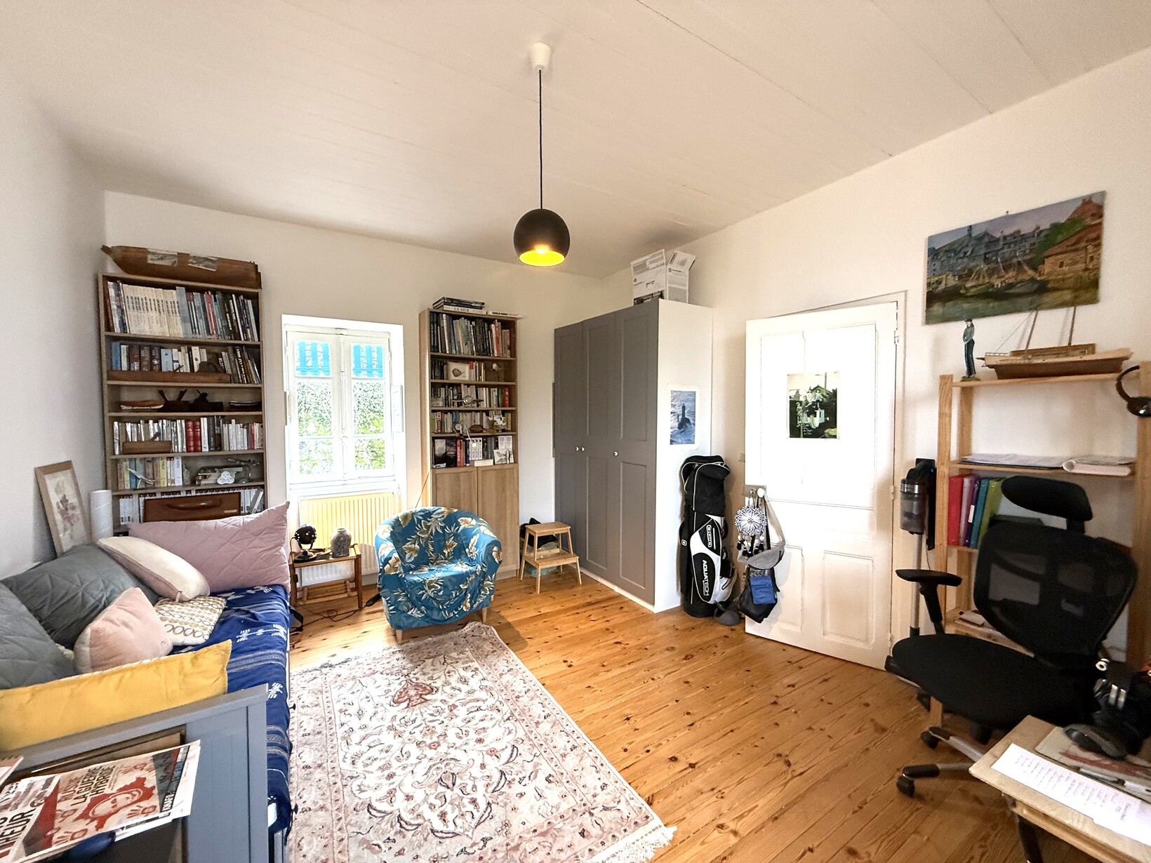 Audierne – Maison des Années 30 Entièrement Rénovée avec Vue Imprenable sur le Port d’Audierne