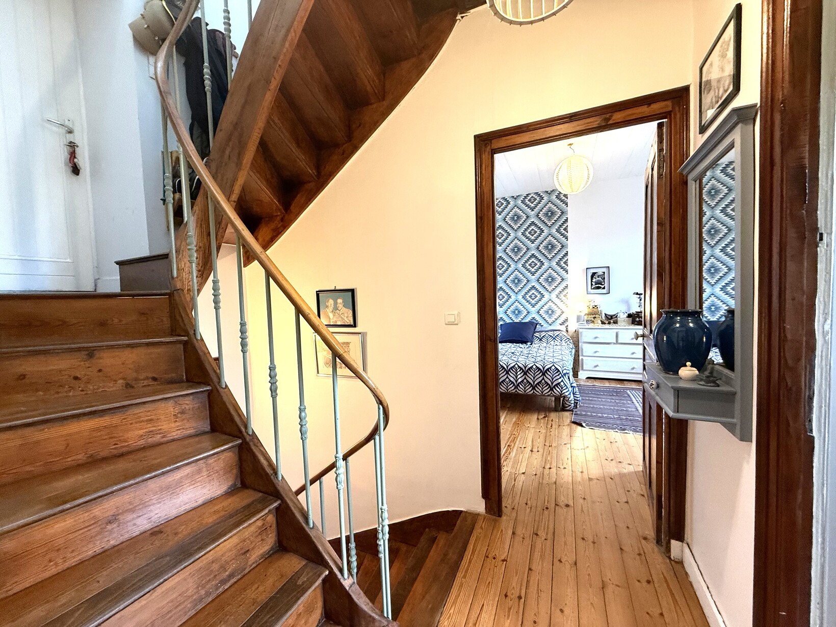 Audierne – Maison des Années 30 Entièrement Rénovée avec Vue Imprenable sur le Port d’Audierne