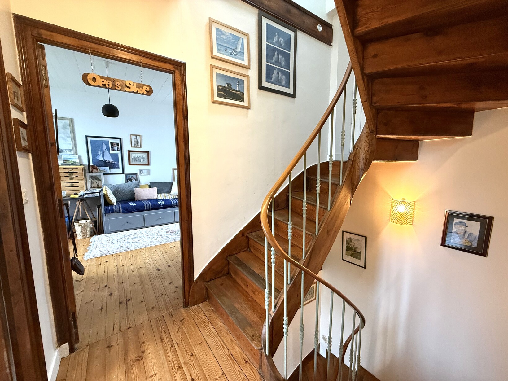 Audierne – Maison des Années 30 Entièrement Rénovée avec Vue Imprenable sur le Port d’Audierne