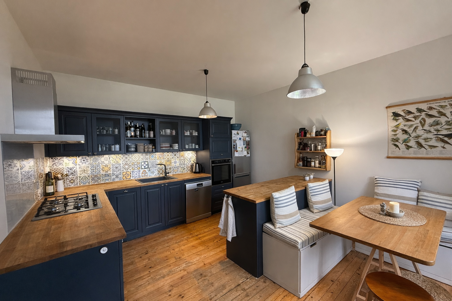 Audierne – Maison des Années 30 Entièrement Rénovée avec Vue Imprenable sur le Port d’Audierne