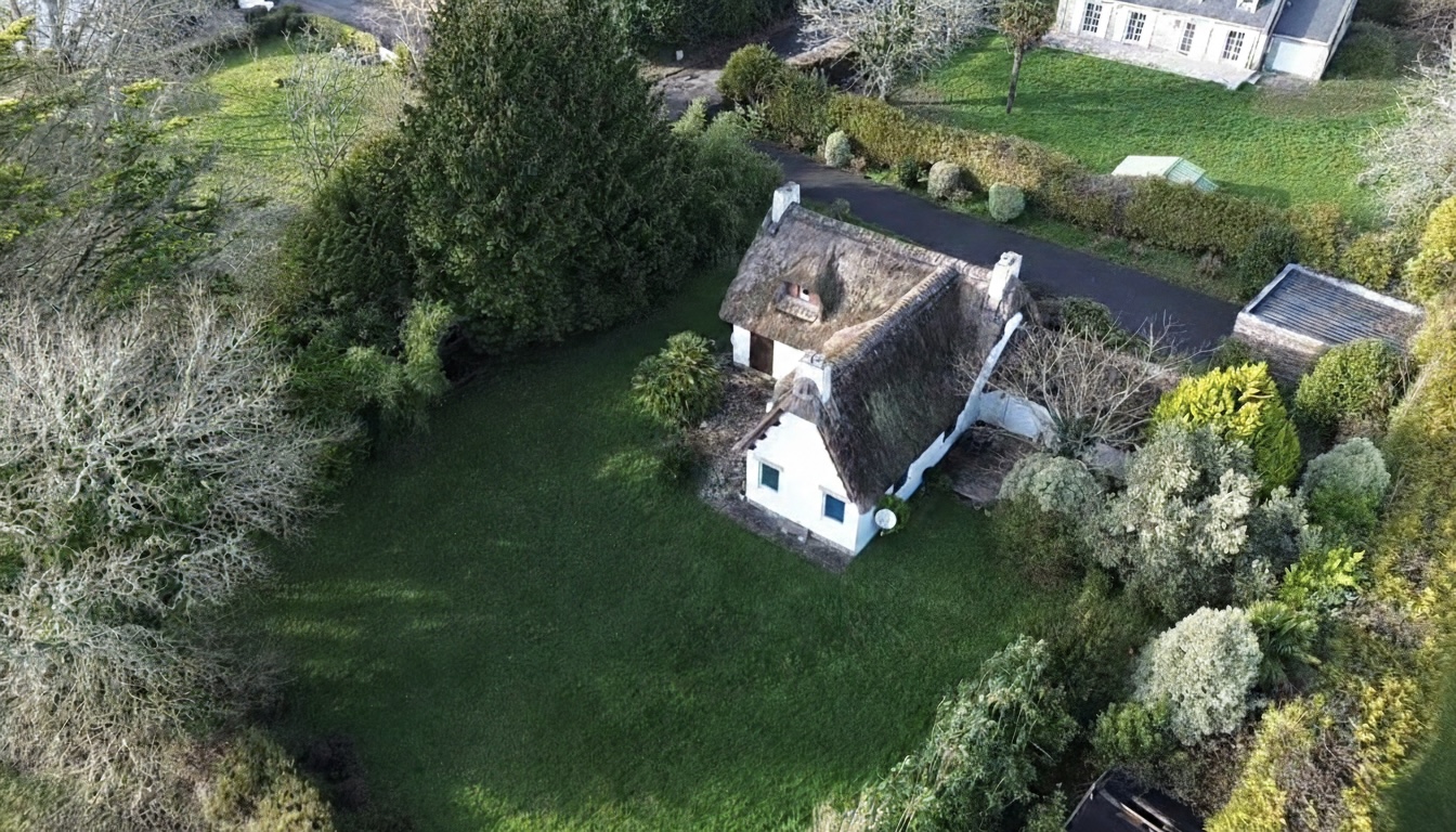 Exclusivité Agence, La forêt Fouesnant, Vue Panoramique Pour Chaumière Bretonne Avec Jardin