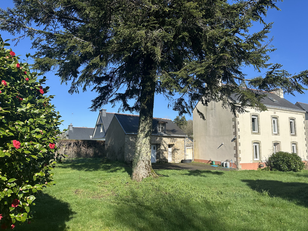 Bannalec, Authentique Maison de 1908 avec Dépendance sur un Terrain de 800m². Proche Commerces & Ecoles