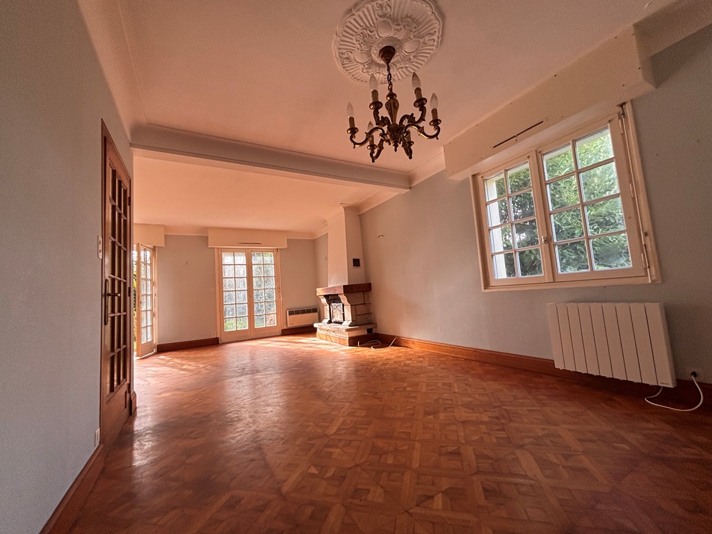 Quimper proche de la Ville, Vie De Plain Pied Pour Maison à Rénover avec 4000m² de Terrain.