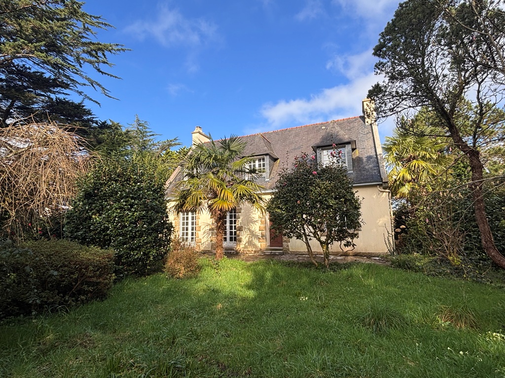 Quimper proche de la Ville, Vie De Plain Pied Pour Maison à Rénover avec 4000m² de Terrain.