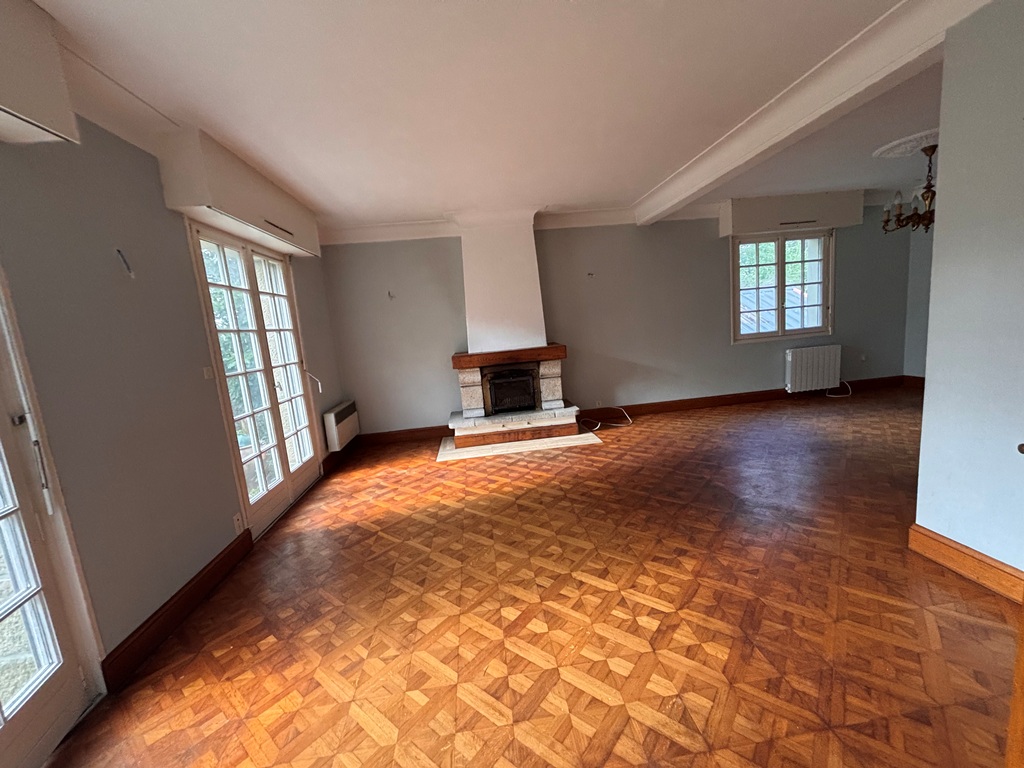 Quimper proche de la Ville, Vie De Plain Pied Pour Maison à Rénover avec 4000m² de Terrain.