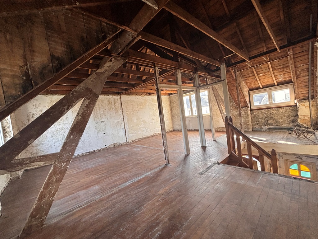 Quimper Centre Ville – L’Année 1930 avec Jardin Tant Recherchée dans un Quartier Prisé à Rénover.