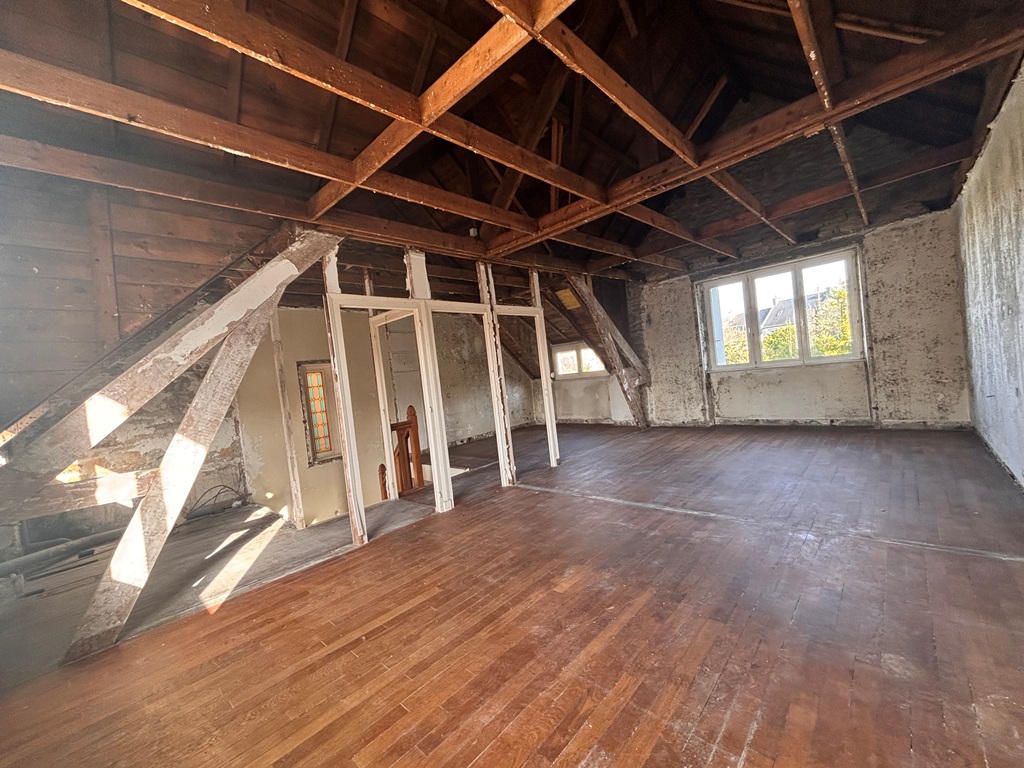 Quimper Centre Ville – L’Année 1930 avec Jardin Tant Recherchée dans un Quartier Prisé à Rénover.