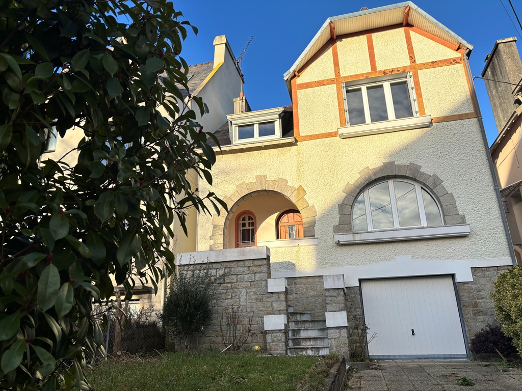 Quimper Centre Ville – L’Année 1930 avec Jardin Tant Recherchée dans un Quartier Prisé à Rénover.