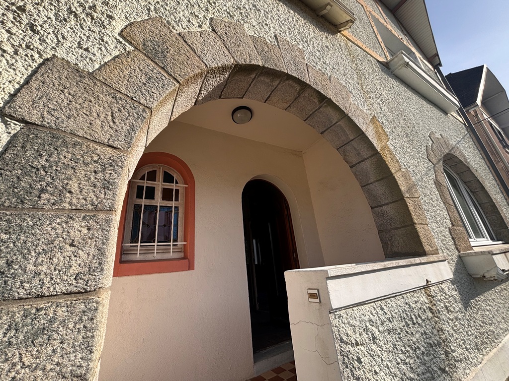 Quimper Centre Ville – L’Année 1930 avec Jardin Tant Recherchée dans un Quartier Prisé à Rénover.