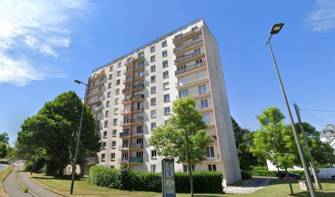 A Louer. Libre au 23/03/2026. Quimper, Quartier de Penhars, T4 Meublé avec Balcon et Cave.