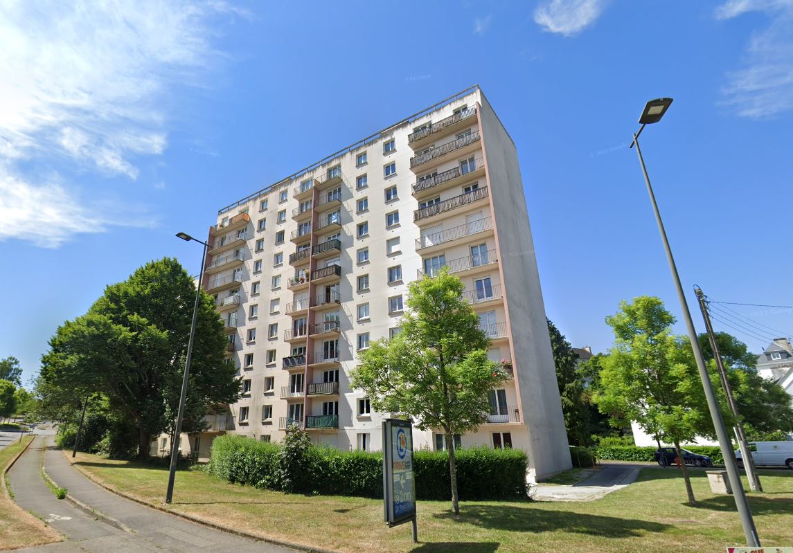 A Louer. Libre au 23/03/2026. Quimper, Quartier de Penhars, T4 Meublé avec Balcon et Cave.