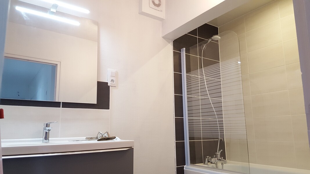 A Louer. Libre au 23/03/2026. Quimper, Quartier de Penhars, T4 Meublé avec Balcon et Cave.