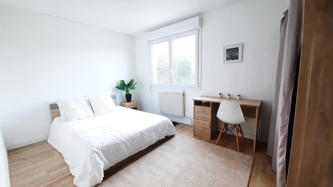 A Louer. Libre au 23/03/2026. Quimper, Quartier de Penhars, T4 Meublé avec Balcon et Cave.