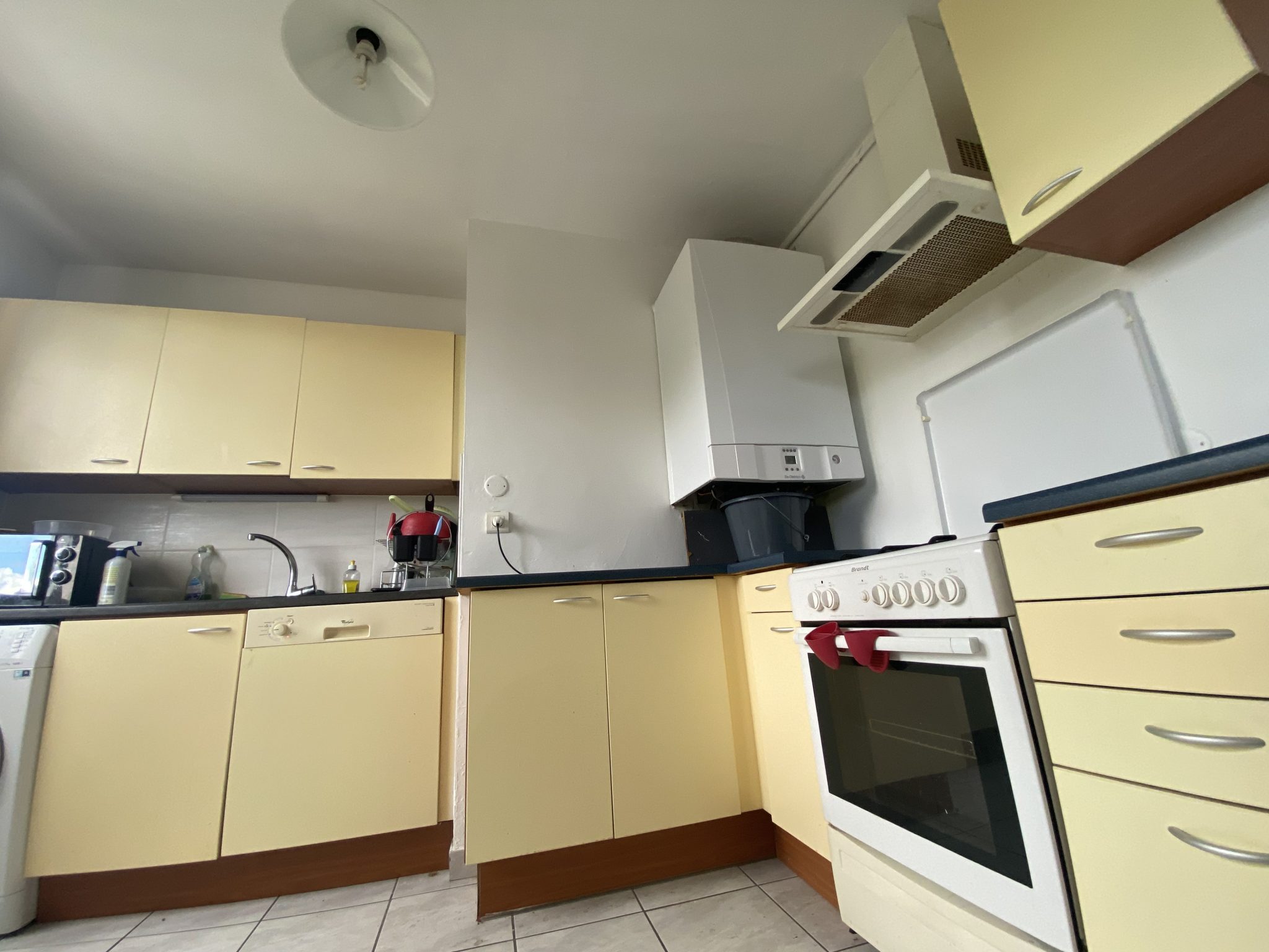 A Louer. Libre au 23/03/2026. Quimper, Quartier de Penhars, T4 Meublé avec Balcon et Cave.