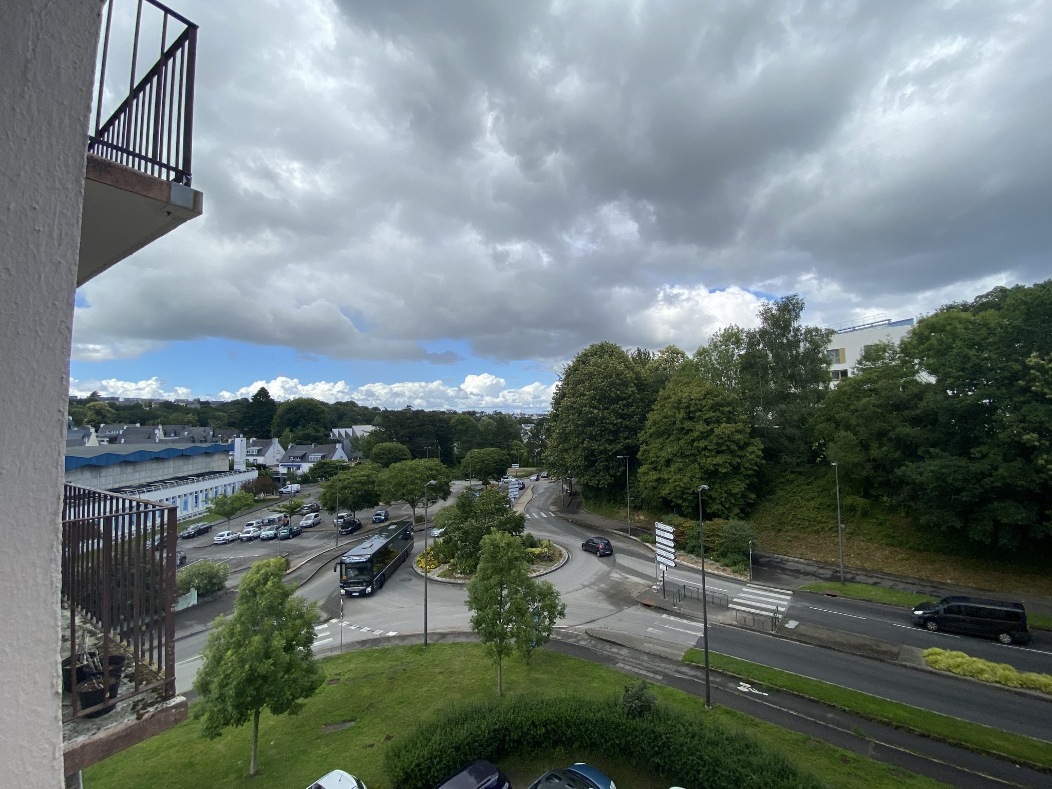 A Louer. Libre au 23/03/2026. Quimper, Quartier de Penhars, T4 Meublé avec Balcon et Cave.
