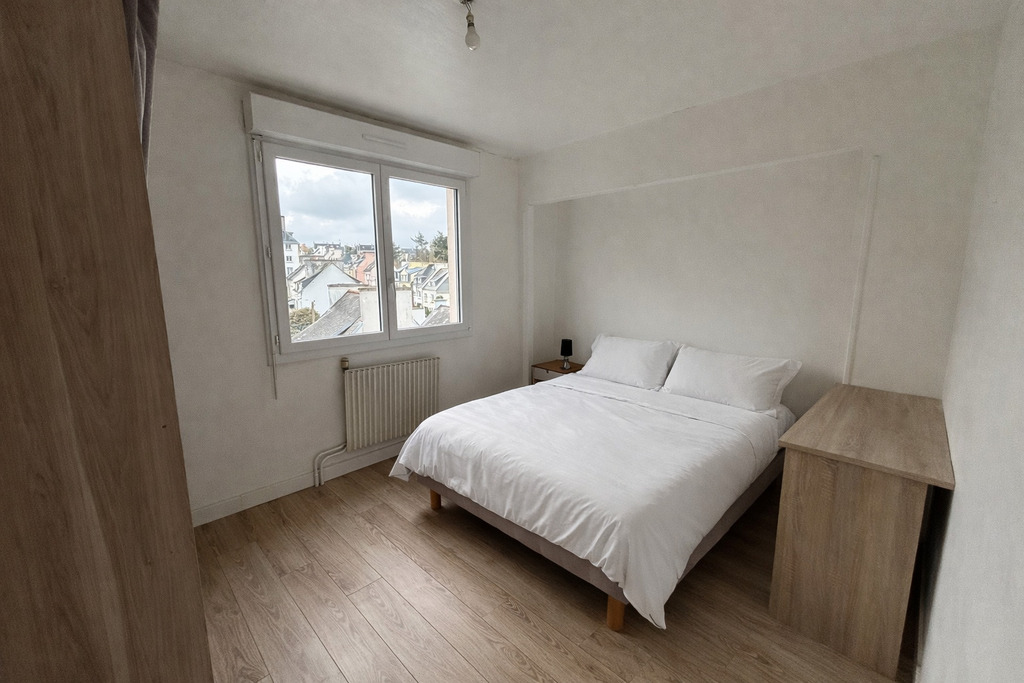 A Louer. Libre Immédiatement. Quimper, Quartier de Penhars, T4 Meublé avec Balcon et Cave.