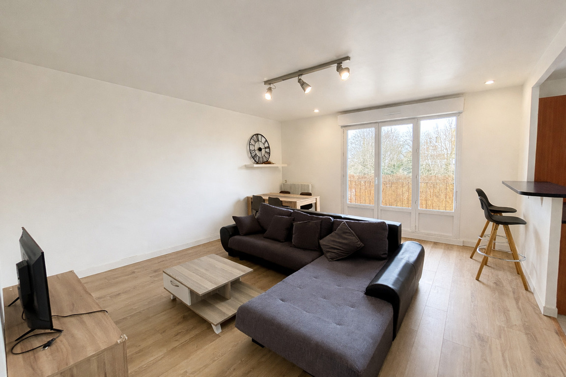 A Louer. Libre Immédiatement. Quimper, Quartier de Penhars, T4 Meublé avec Balcon et Cave.