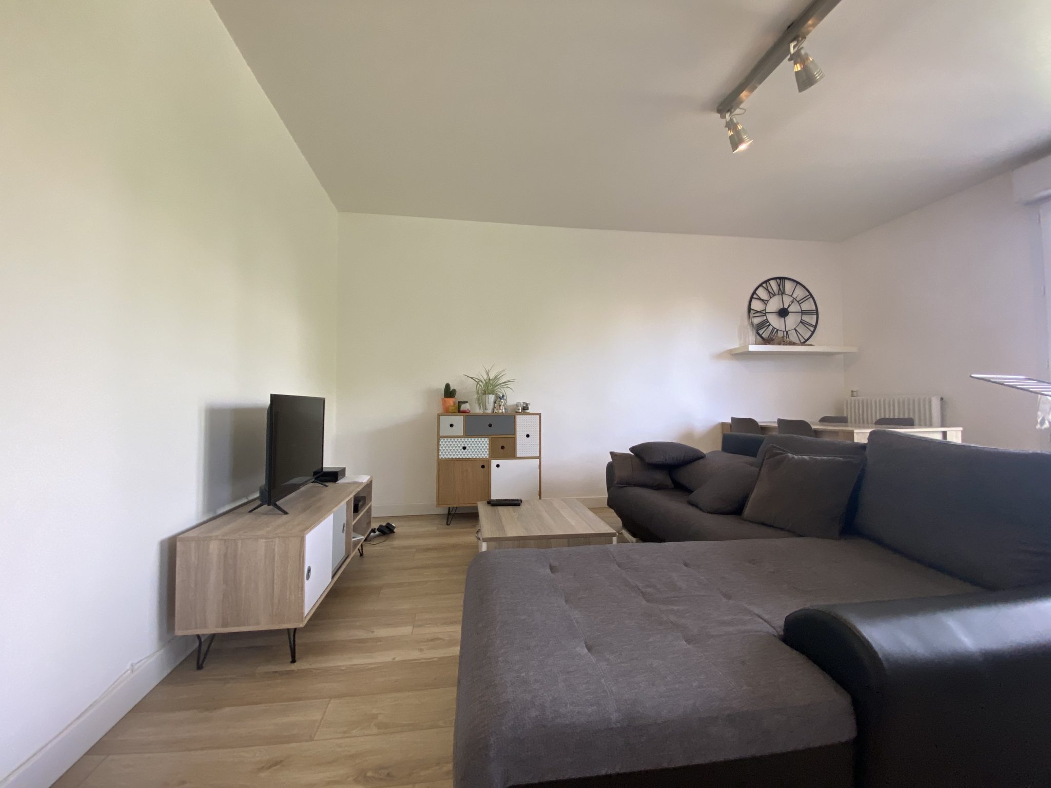 A Louer. Libre au 23/03/2026. Quimper, Quartier de Penhars, T4 Meublé avec Balcon et Cave.