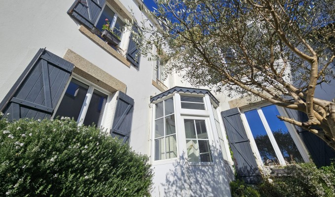 Concarneau, Au cœur du Centre Ville, Charmante Maison des Années 1930 avec Jardin Clos.