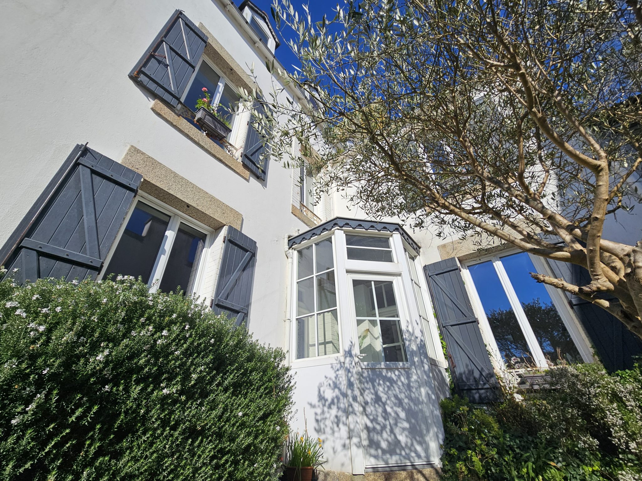 Concarneau, Au cœur du Centre Ville, Charmante Maison des Années 1930 avec Jardin Clos.