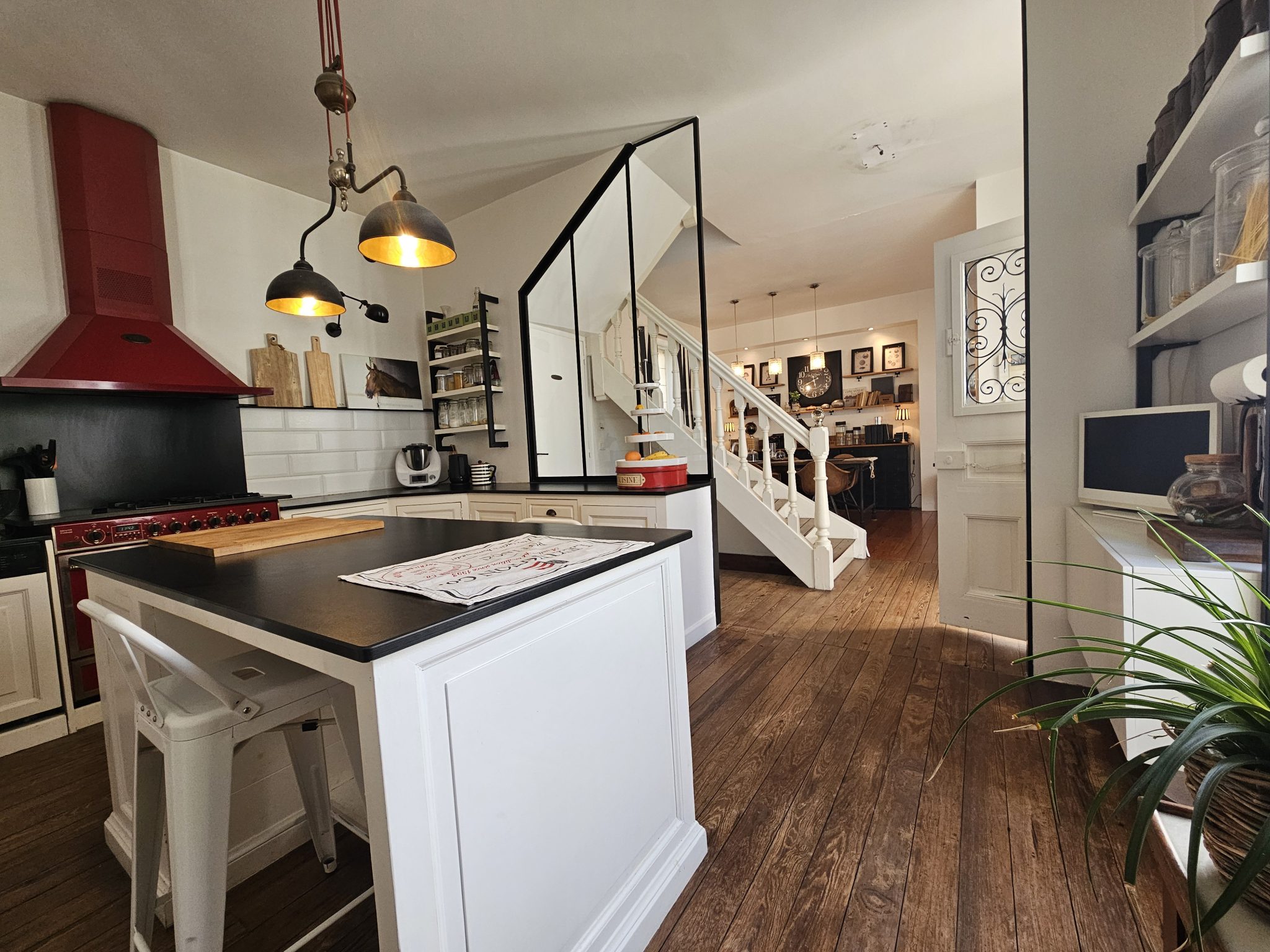 Concarneau, Au cœur du Centre Ville, Charmante Maison des Années 1930 avec Jardin Clos.