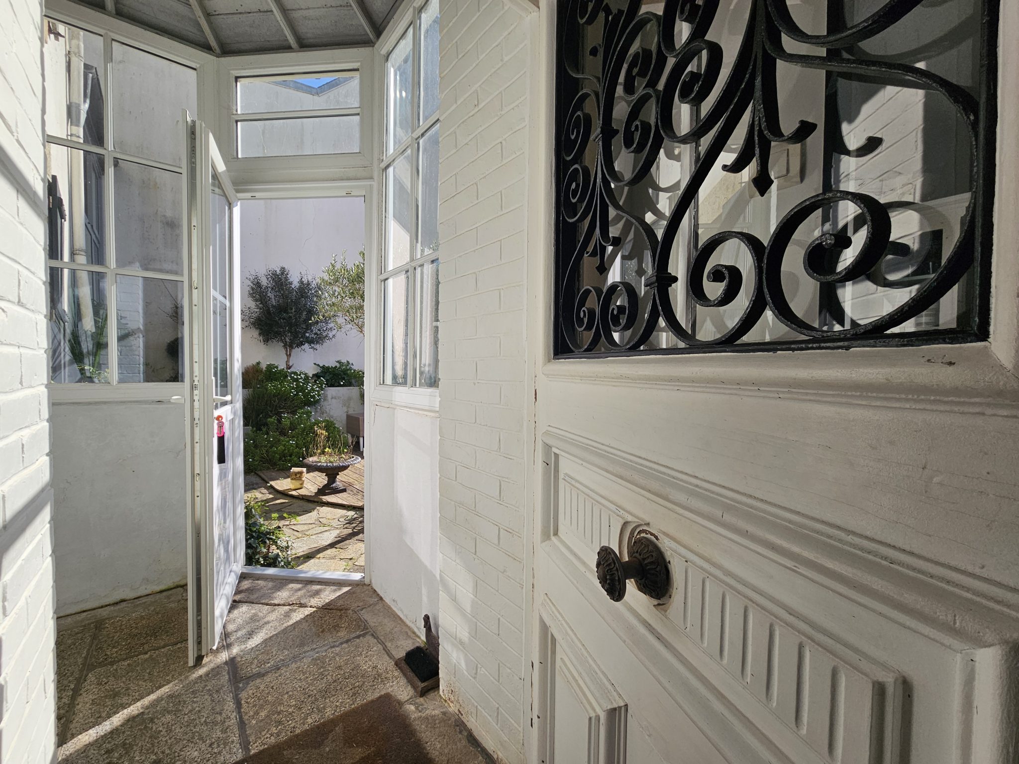 Concarneau, Au cœur du Centre Ville, Charmante Maison des Années 1930 avec Jardin Clos.