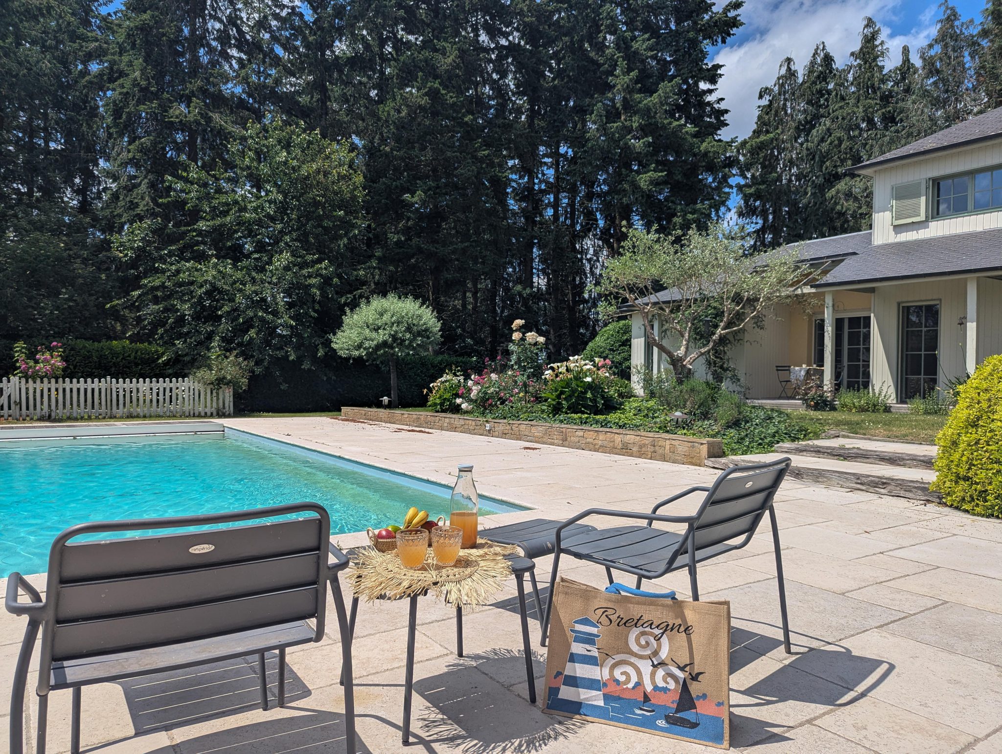 Ploërmel – L’Élégante & Singulière Maison de 220m² avec Piscine & Jardin de 1700m²