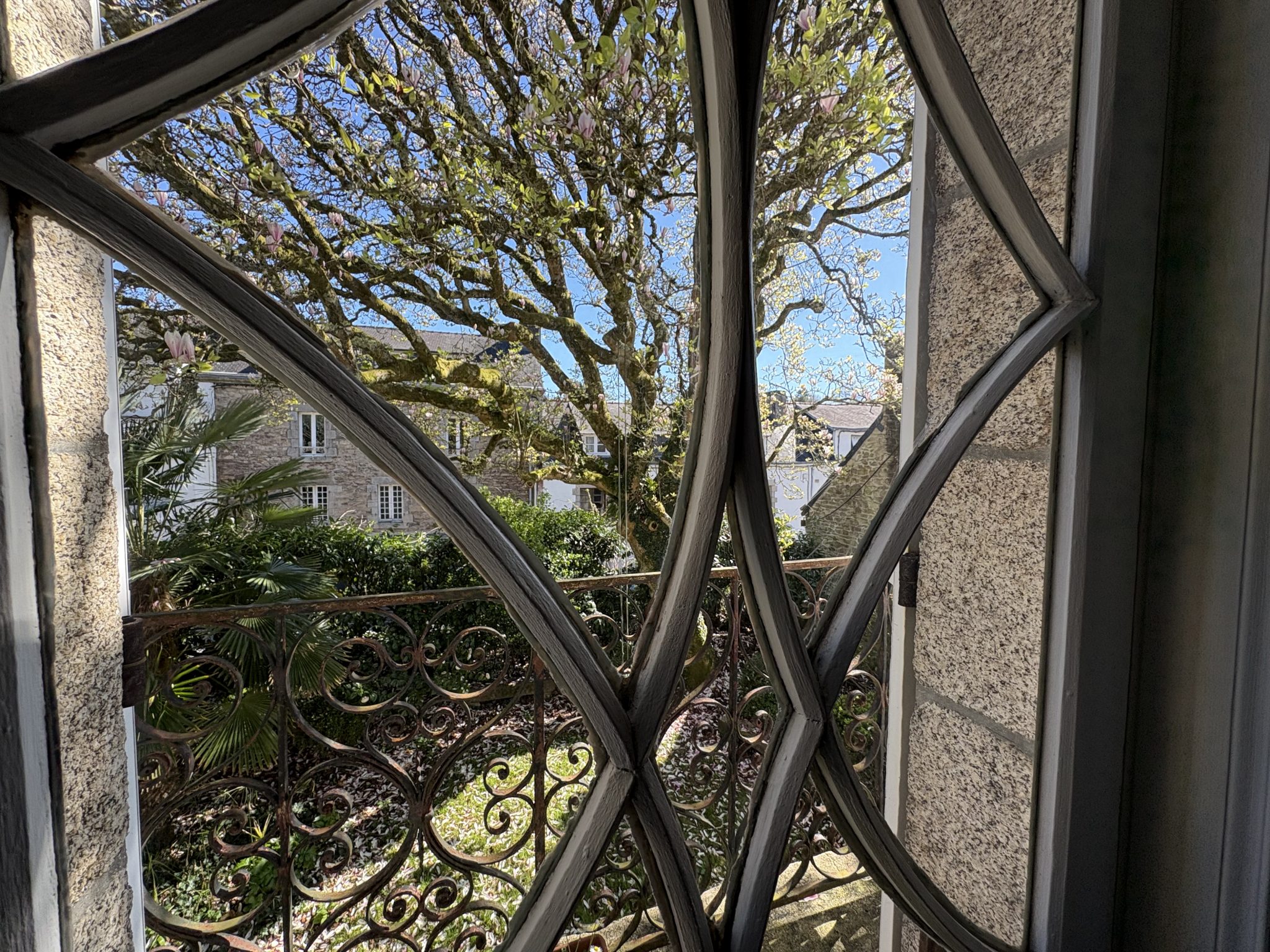 Au Coeur du Centre-Ville de Pont-Aven, Maison de Maître du XIXe Siècle Avec Jardin Clos de Murs. RARE!