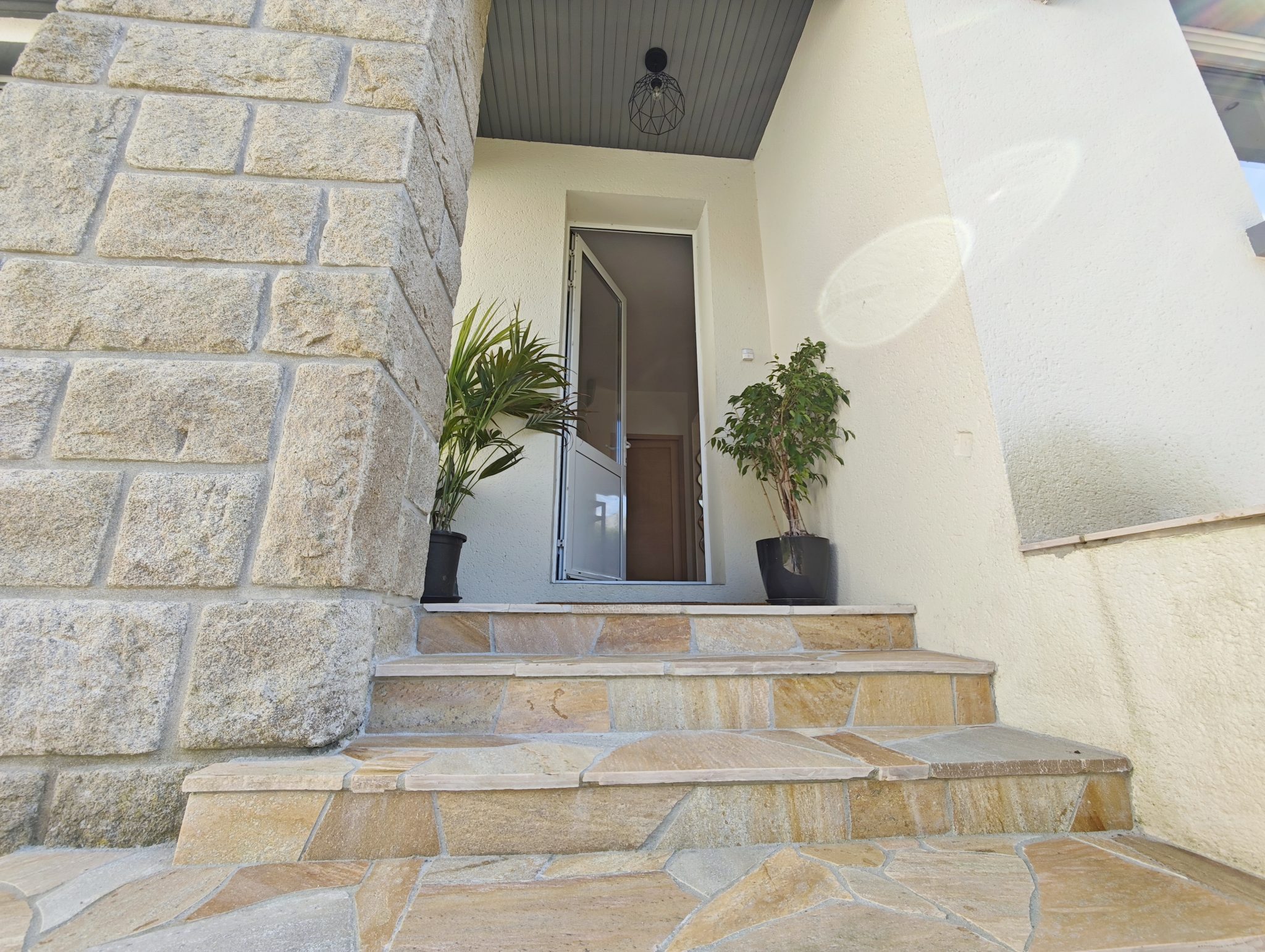 Quimper. Quartier Très Prisé de Locmaria pour Agréable Maison & son Jardin Clos de 700 m2.