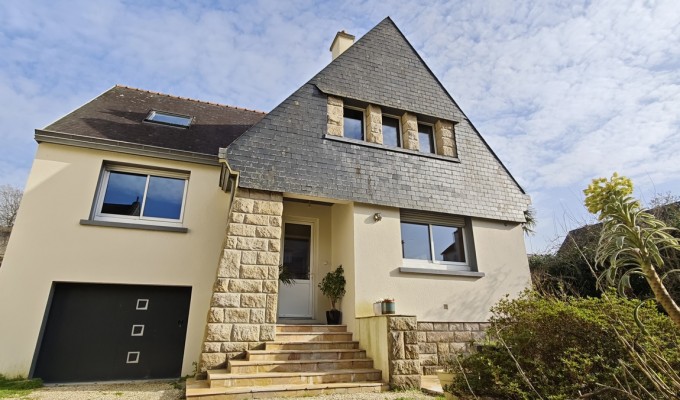 Quimper. Quartier Très Prisé de Locmaria pour Agréable Maison & son Jardin Clos de 700 m2.