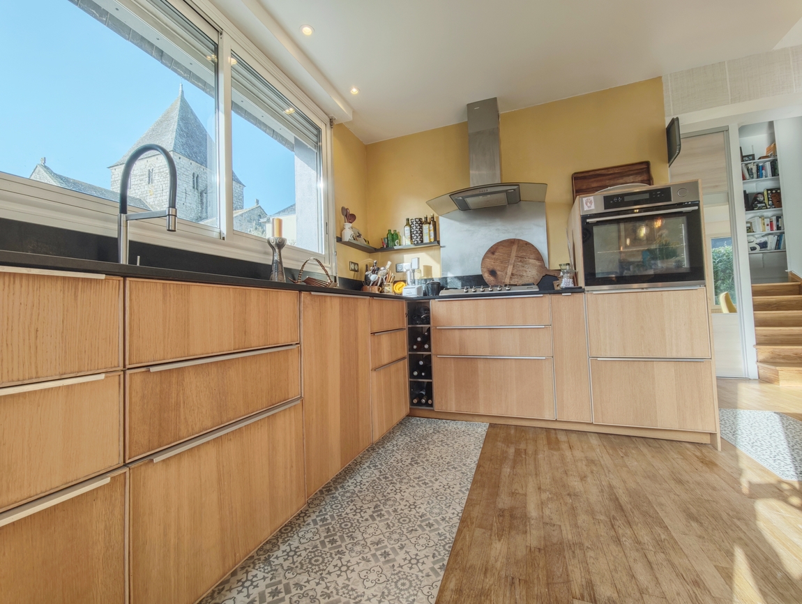 Quimper. Quartier Très Prisé de Locmaria pour Agréable Maison & son Jardin Clos de 700 m2.