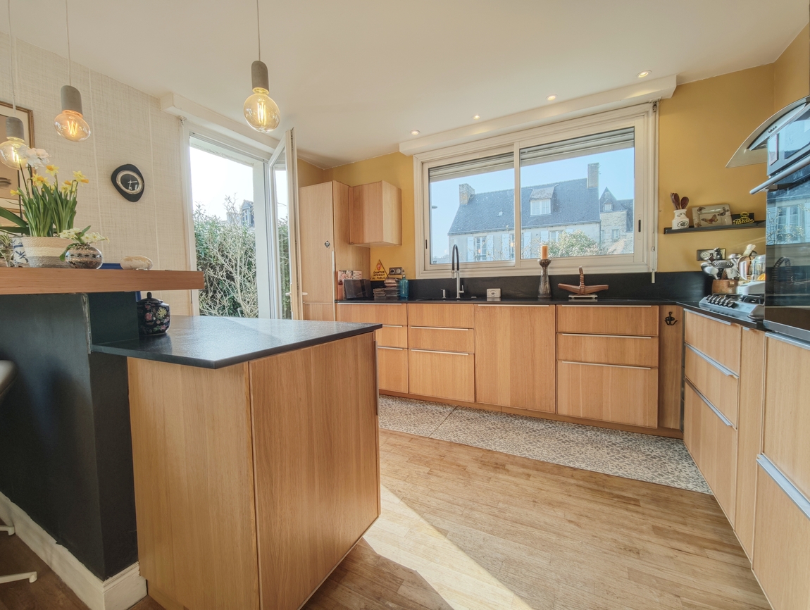 Quimper. Quartier Très Prisé de Locmaria pour Agréable Maison & son Jardin Clos de 700 m2.